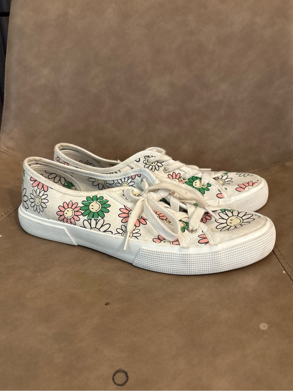 Aerie white cream floral whimsical lace up shoes size 9